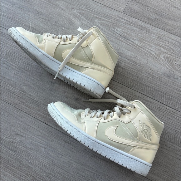 Women's Air Jordan 1 Mid SE Goose Feather Yellow WMNS CK6587-200 Size 8.5 - Picture 2 of 7